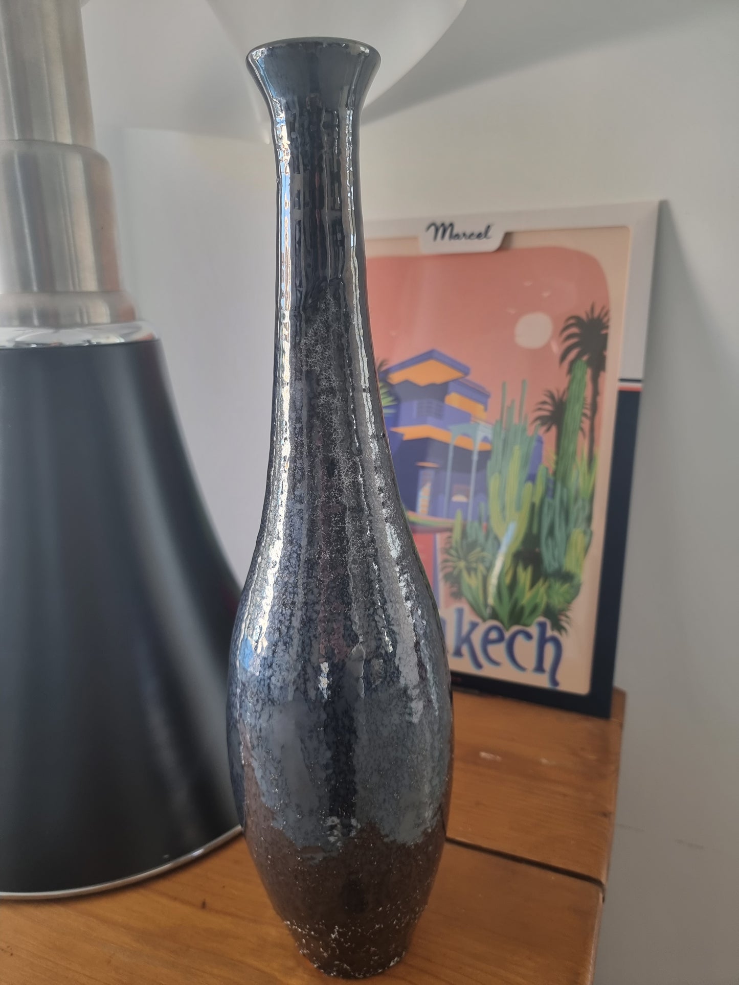 vase long bleu irisé