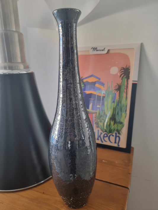 vase long bleu irisé
